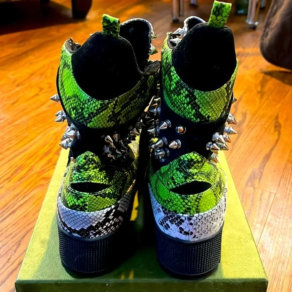 Cape Robbin Moto Boots
Green, Black & White Snake Skin Print Boots 
Size 9.5 - Picture 3 of 3